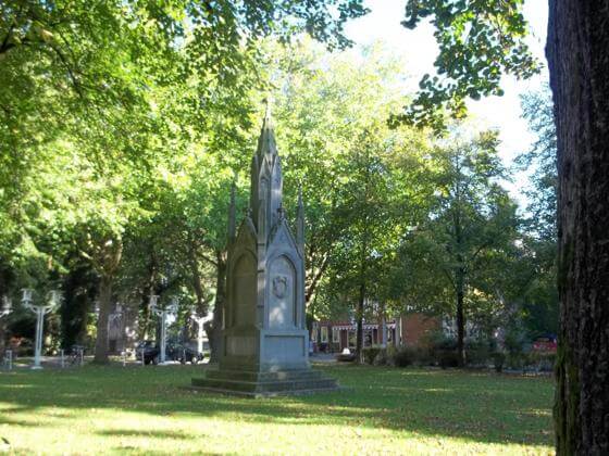 Aurich Denkmal Aurich: Denkmal vor dem Schloss