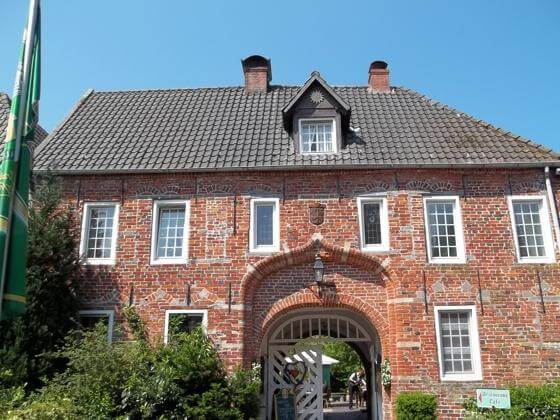 Beningaburg Die Beningaburg in Dornum