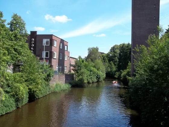 Auf der Gracht entlang des alten Emder Kinos Grachten Emden