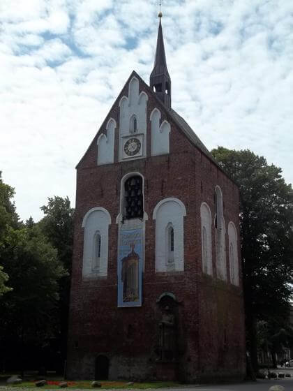 Der Glockenturm der Ludgerikirche in Norden Glockenturm Norden