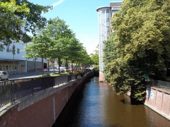 Grachten mitten im Zentrum Emdens Grachten