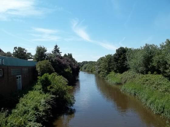 Kanal durch Emdens Naturlandschaften Kanal