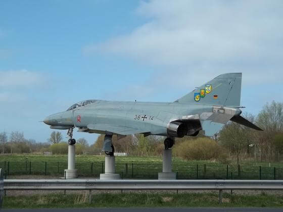 Wittmund: Ein Kampfflugzeug als Denkmal Flugzeug in Wittmund
